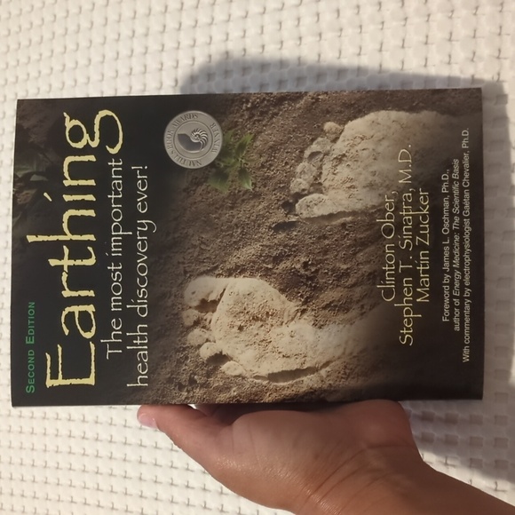 Earthing: The Most Important Health Discovery Ever! (2nd Edition) paperback book - Picture 1 of 13